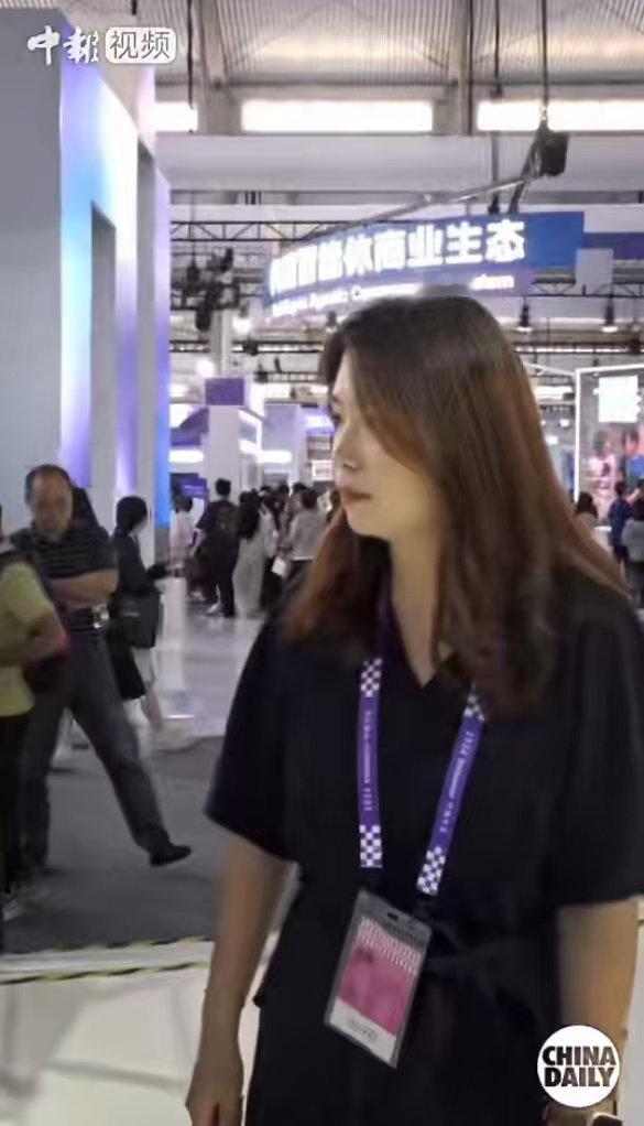 外国人逛中国科技展怀疑穿越了看待展会AI示范场景还需理性。很多展示是优化后的演示