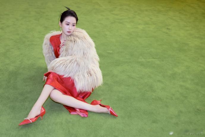 刘诗诗专注眼前  刘诗诗留住独有瞬间 看刘诗诗如何在喧嚣中寻得专注的宁静角落，在