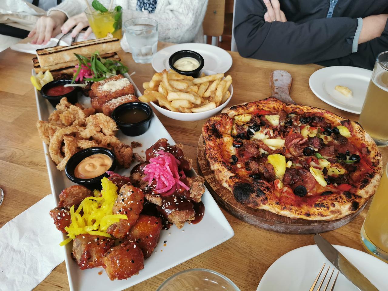 就这么一桌纯正的西餐——三个盘子，其中一个披萨，一盘土豆条，另一个盘子里是六道菜