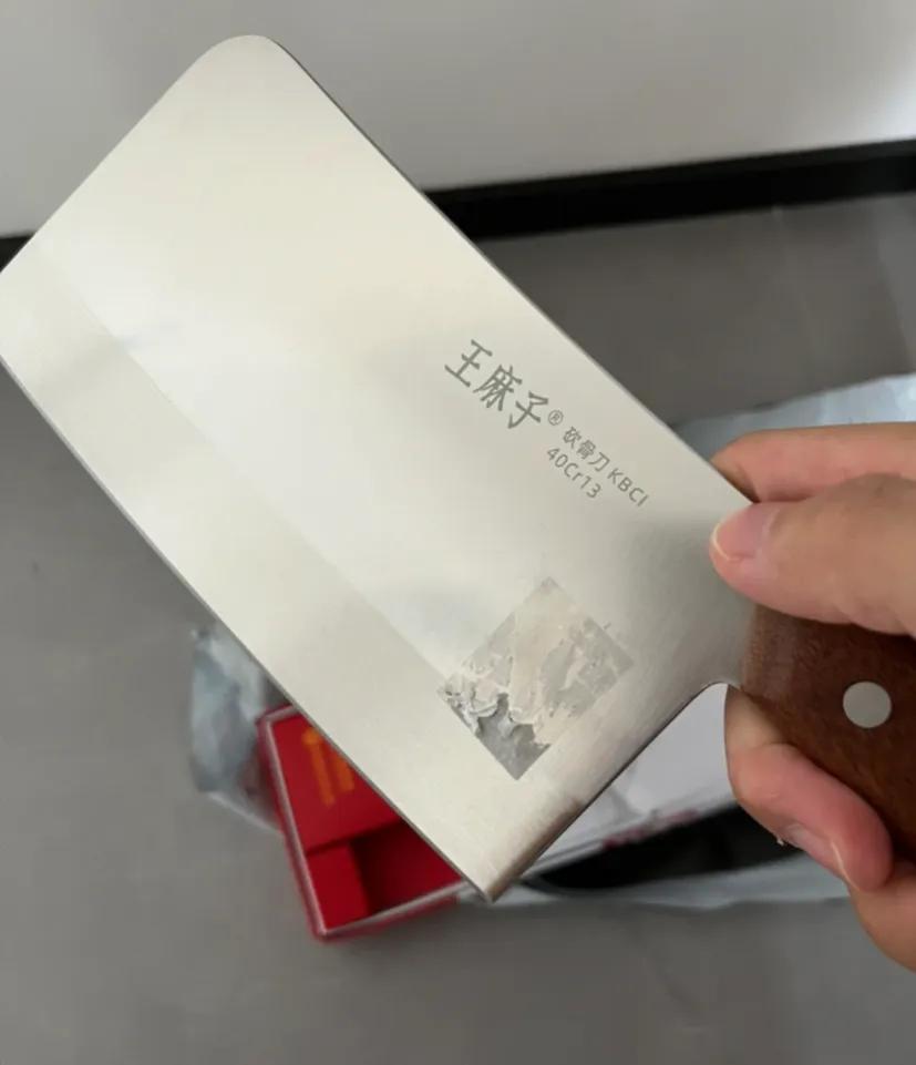 菜刀上的标签问题，没有厂家意识到吗?
真的难撕，撕了又有胶印。@王麻子
如果非要