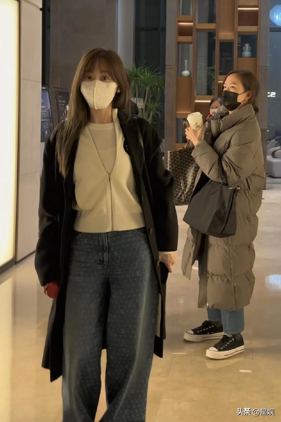 王心凌黑色大衣+宽松牛仔裤