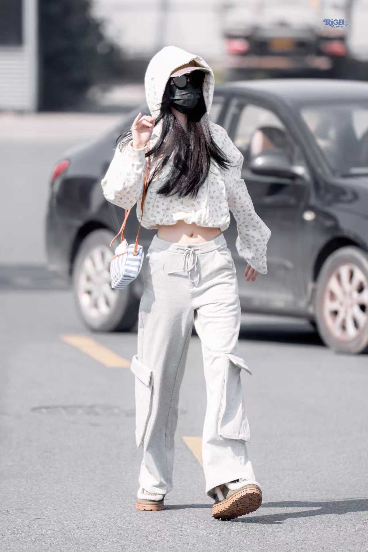 虞书欣小碎花卫衣虞书欣把春天穿在身上  虞书欣今日上班路透来啦！小碎花卫衣清新可