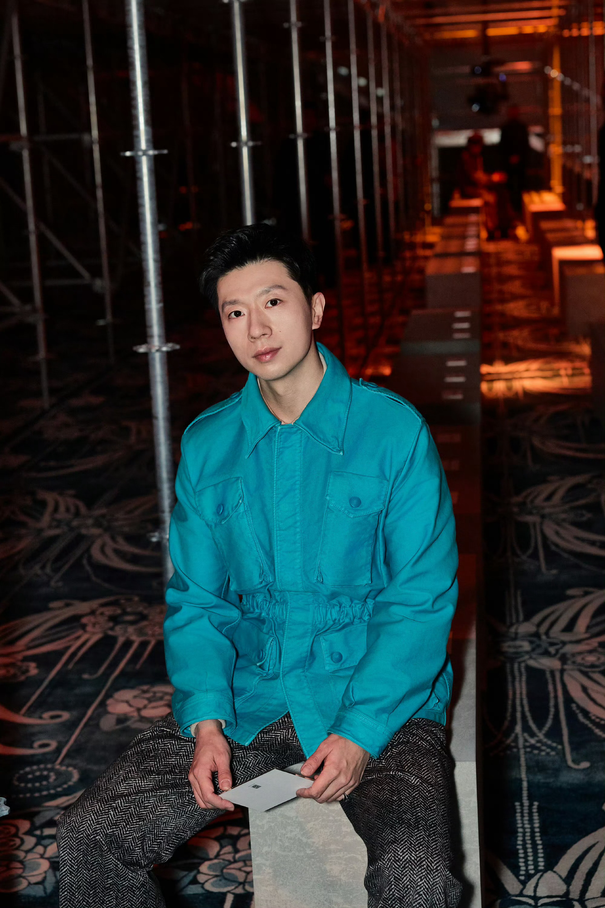 马龙又穿亮蓝色了 继去年时装周穿了亮蓝色夹克，今年马龙再度亮蓝点缀登场。又米又蓝