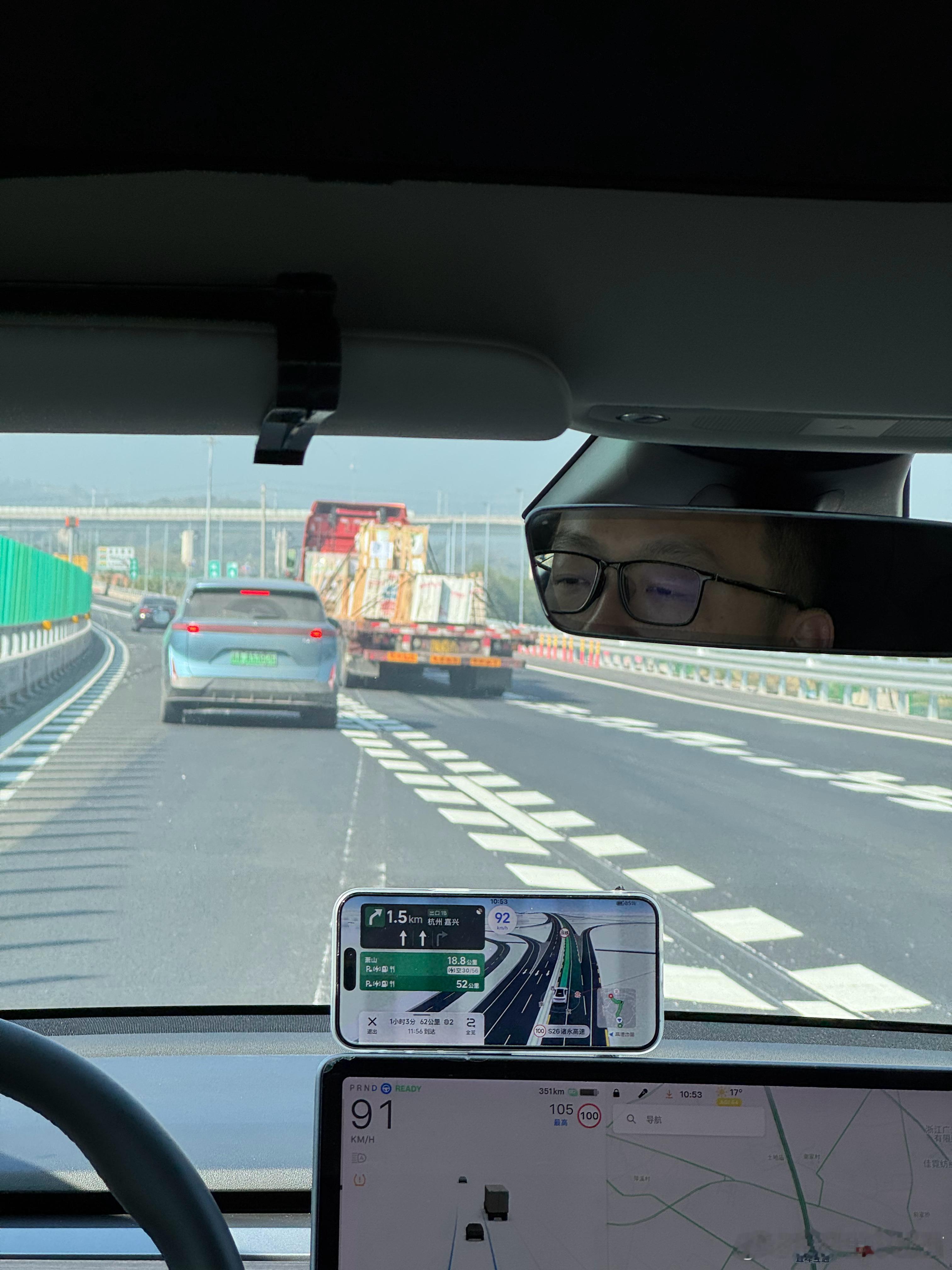 眼睛小的人开不了小米 yu7我真的是笑鼠了阿莫斯前两天开车系统老提醒他要专注驾驶