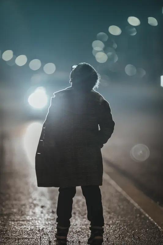 有时，也不免感慨：人，活着，清清醒醒地活着，也真的不易！时代在发展，历史在进步。