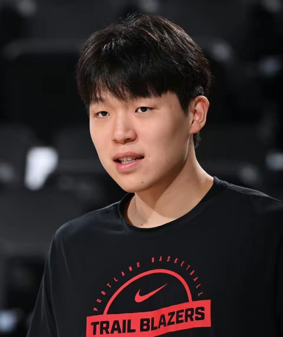 不休息！杨瀚森连夜被下放！今天，开拓者队以122-110大胜骑士队，杨瀚森出战5