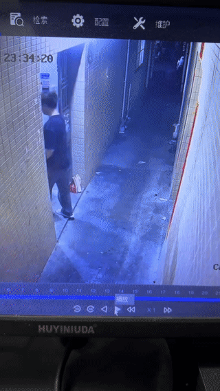 年纪轻轻干的什么不好？
干嘛要去偷拿别人的外卖啊！
难道就为了占这点小便宜吗？