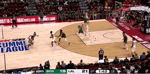 一节3失误！布朗尼夏联都打不明白？
在今天NBA夏季联赛湖人对阵凯尔特人的第一节