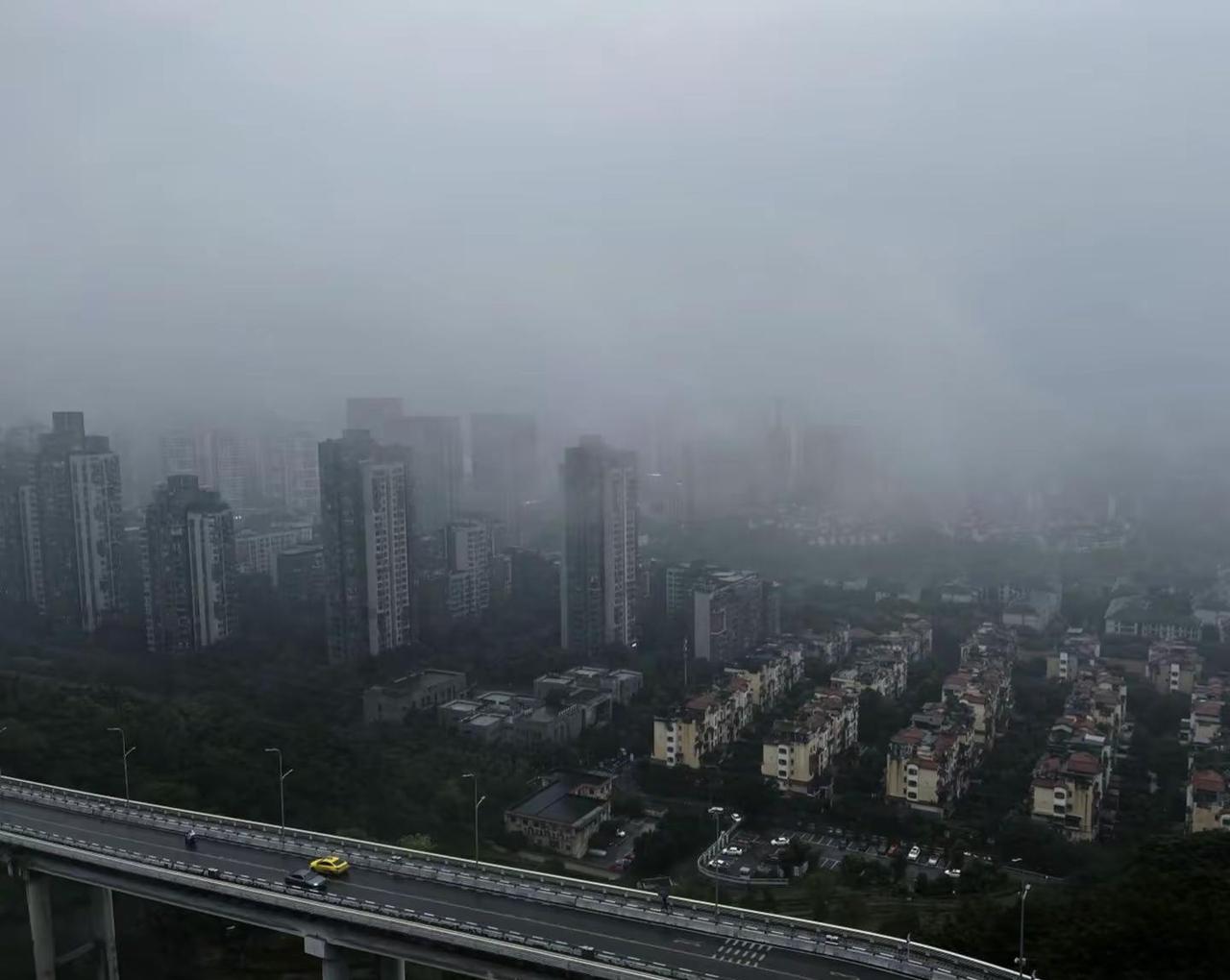 重庆未必没得伦敦忧郁。不知道今年天气啷个了，6月份了还一直落雨，衣裳晾起都水臭的