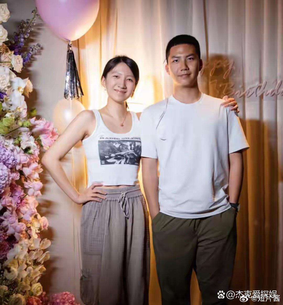 胡军女儿都24岁了！一家子给她庆生，妈妈卢芳这踮脚一亲，真是可爱又温馨，幸福晒得