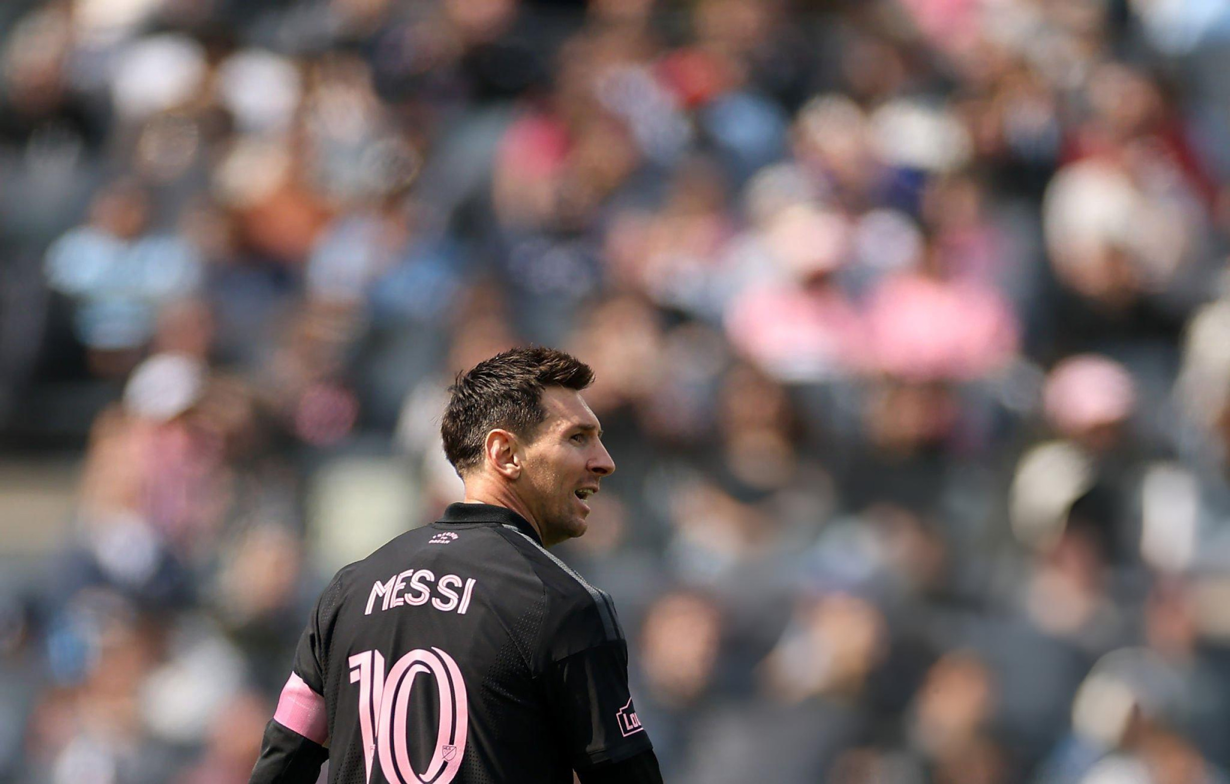 全场比赛结束，最终迈阿密国际在客场3-2战胜纽约城，梅西任意球破门，贡萨洛卢扬和