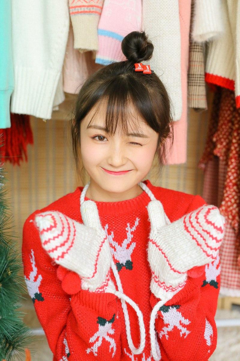 冬日暖阳下的可爱女孩红衣鹿纹毛衣微笑如花🌸圣诞 美少女 温柔毛衣少女