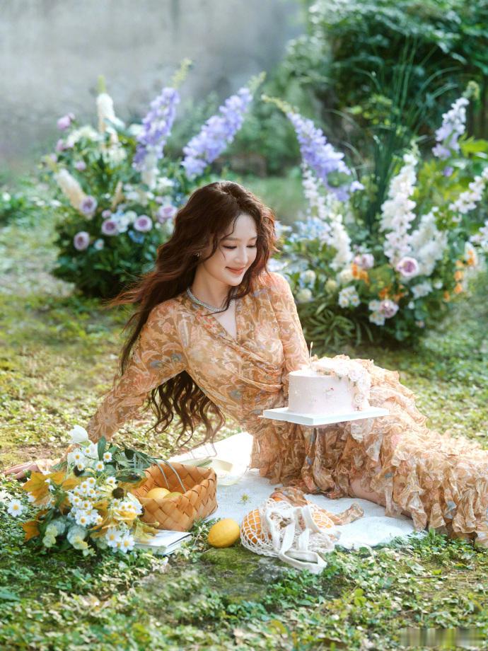 李沁繁花公主裙李沁生日繁花大片 繁花公主裙太美了，生日大片好仙 ​​​