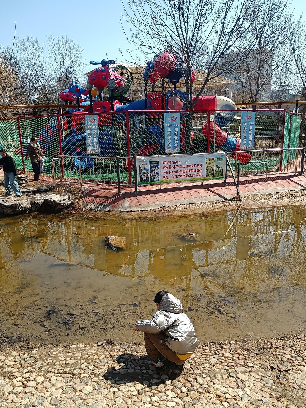 德州市儿童乐园，里边的游乐场的卖票口已改到桥南边，现在的游客可以过桥，去桥那边玩