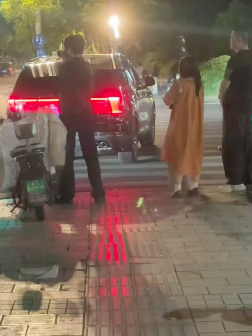 张凌赫被偶遇回母校南师大了--“请问你是张凌赫学长吗？”--他笑了点了点头 