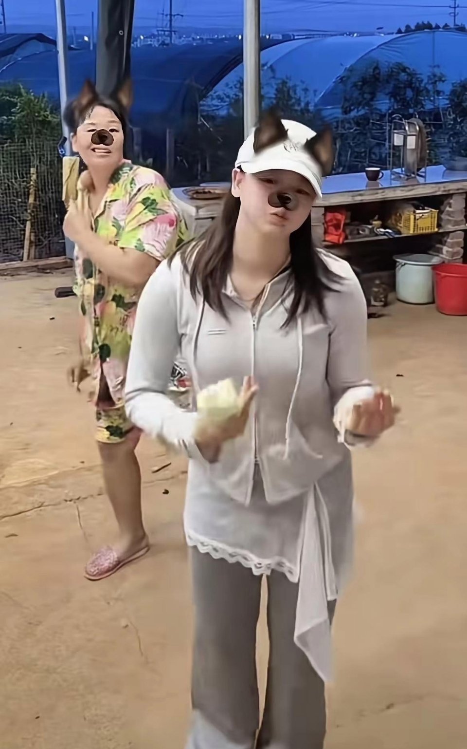回到老家的全红婵心情格外愉悦，于门前轻快地跳着舞 