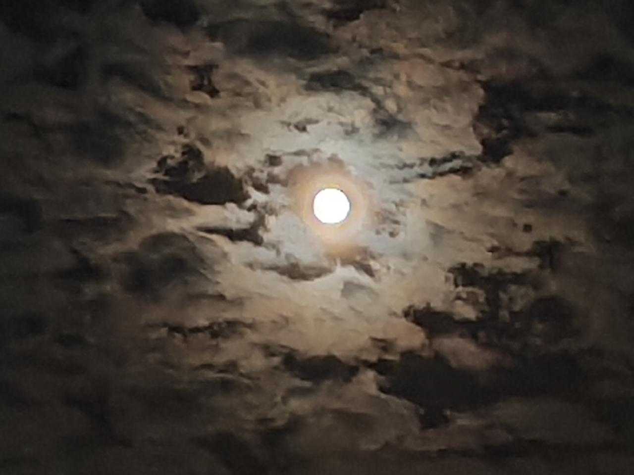 十六胜三五，云间月更圆。
银辉随夜静，遥看涌泉天。十六夜月 月圆十六里 十六夜月