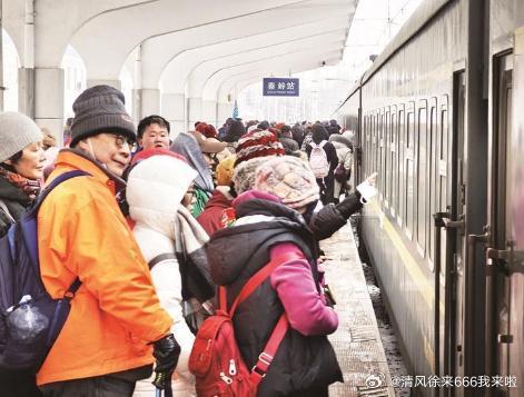 【西安至秦岭冰雪旅游专线热起来】1月25日8时06分，Y561次旅游专线从西安站