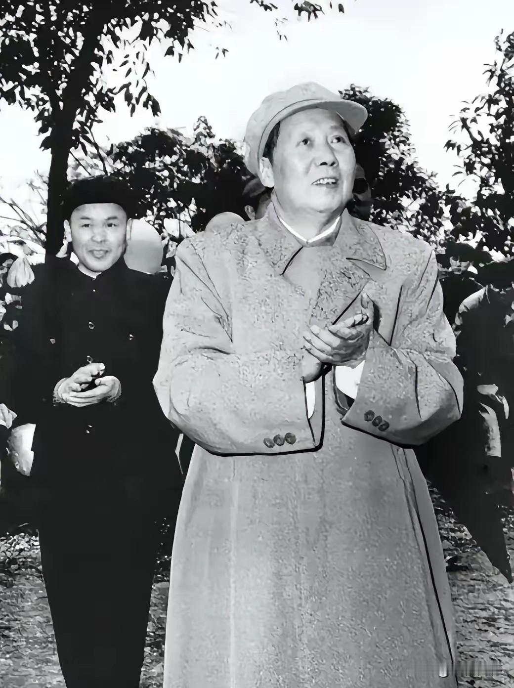 老人家这张照片，以前真没有看见过，这是第一次看见，感觉特别的亲切，感觉特别的慈祥
