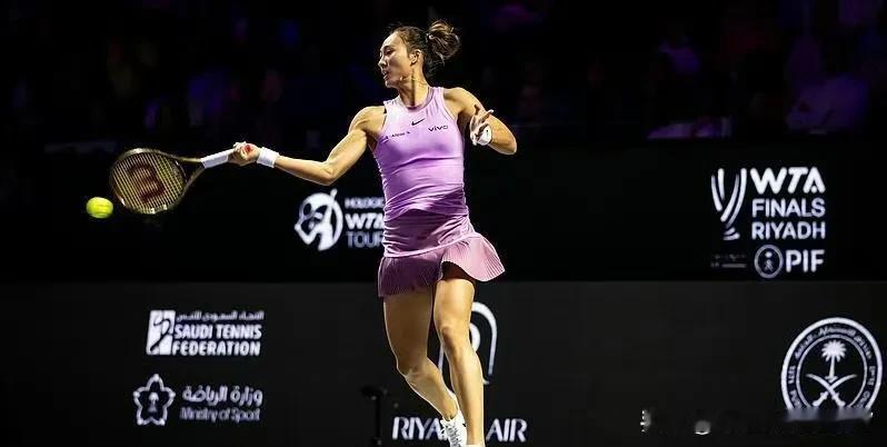 郑钦文WTA总决赛小组赛第二轮获胜
在沙特阿拉伯利雅得举行的2024WTA年终总