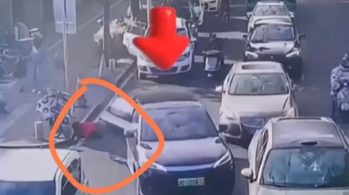 自动挡油车都摸不明白，还碰电车！[心]

这不，39岁女司机驾驶新能源SUV失控