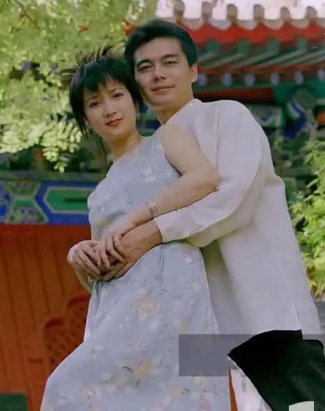 说起来挺讽刺的吧，
许亚军当初不顾一切和何晴在一起，
就是看上她演员的特质，后来