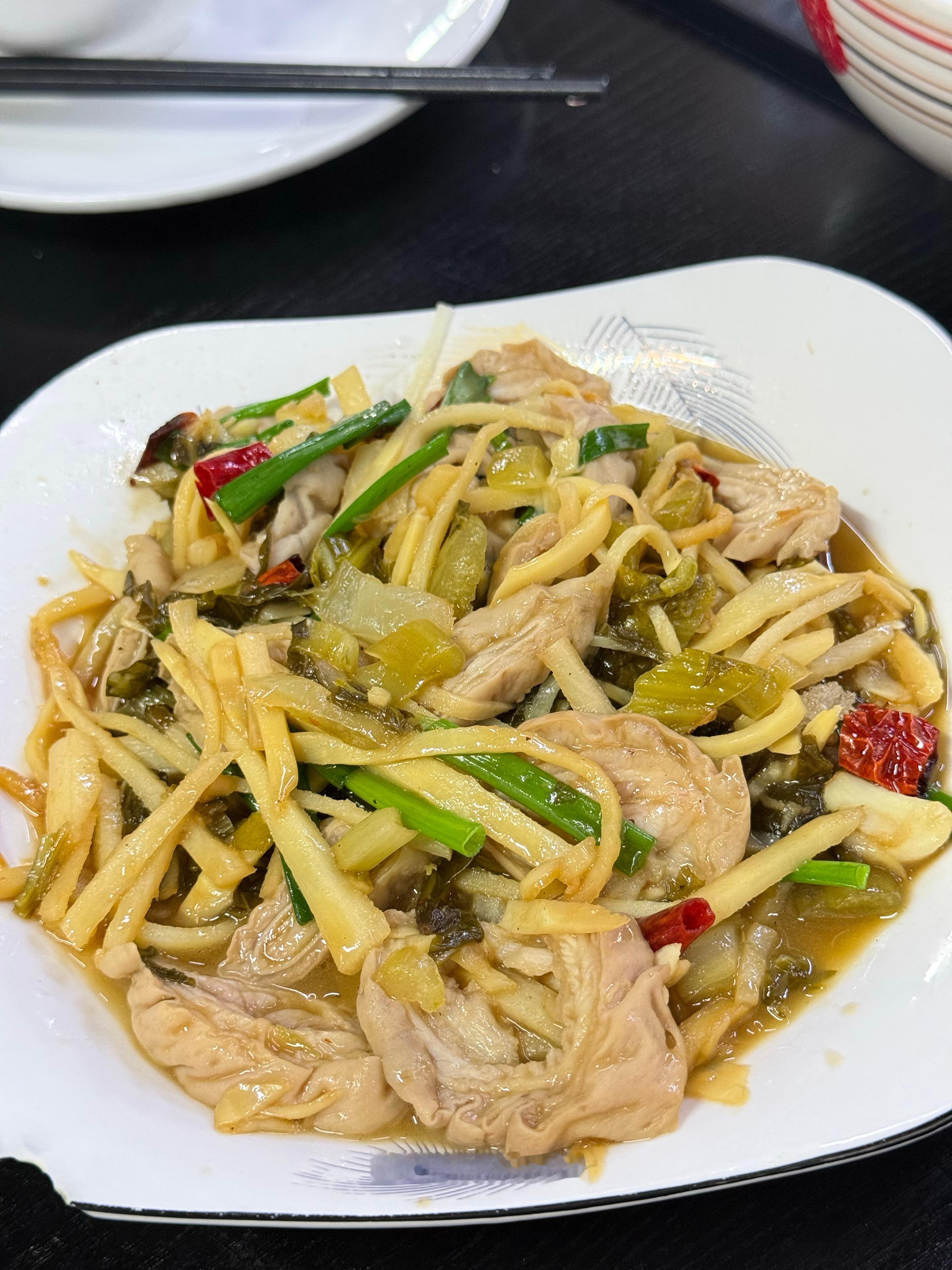 你们晚上吃什么？这个酸笋大肠真好吃😋 