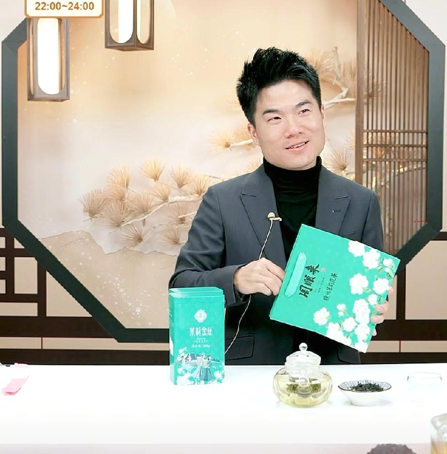 有人问董宇辉，为什么他的腮帮子那么大？董宇辉说，他已经走在生物进化的前沿，羡慕去