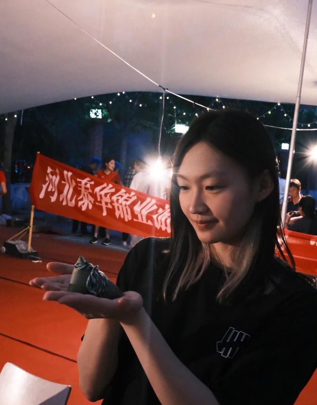 李冰洁200米自由泳银牌李冰洁是我最爱的游泳运动员，我觉得她是中国游泳队里最美的