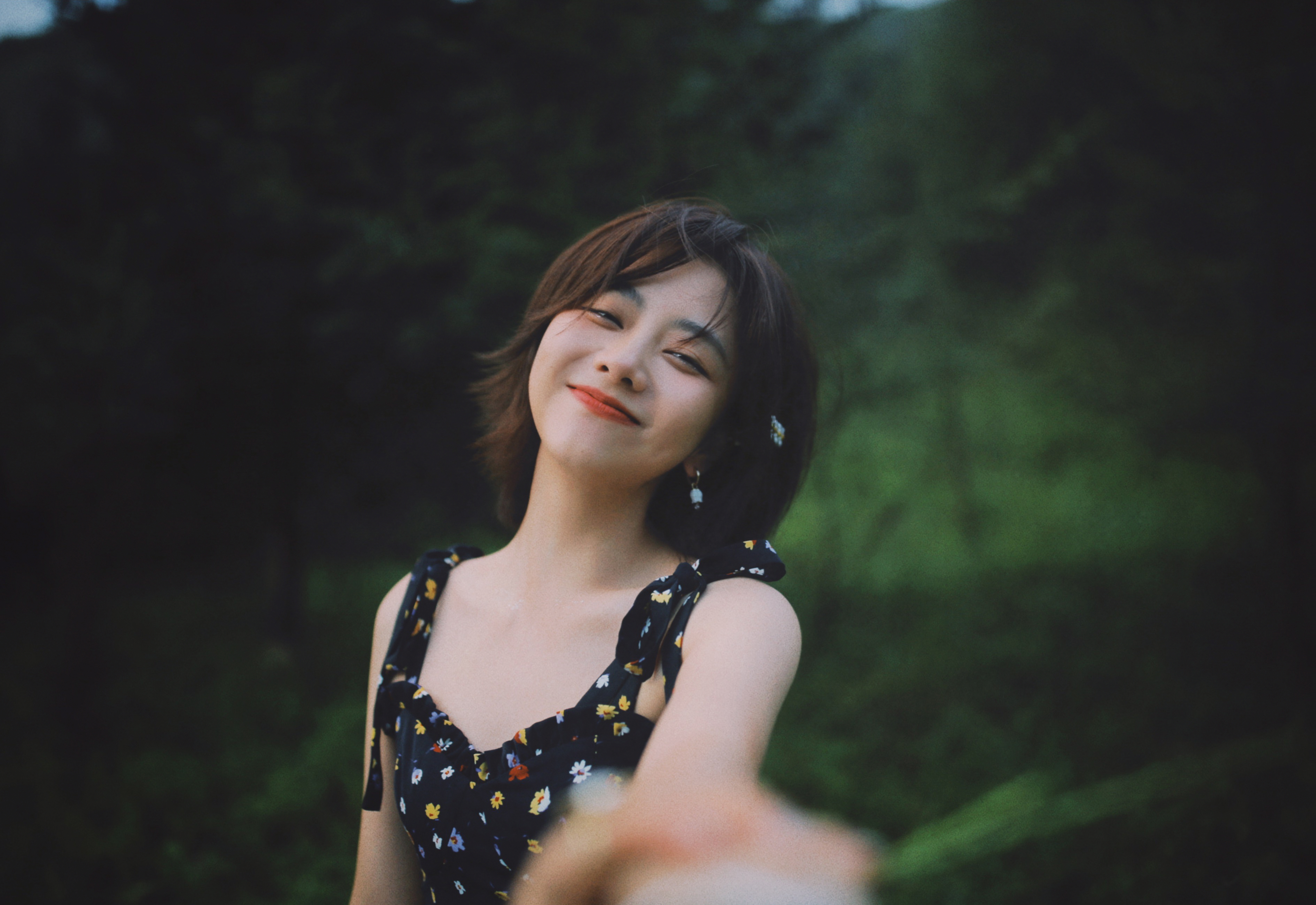   🍃 小贴还能抖夏日微风，绿荫葱茏，和两小姐 一起往森林深处走～ ​​​