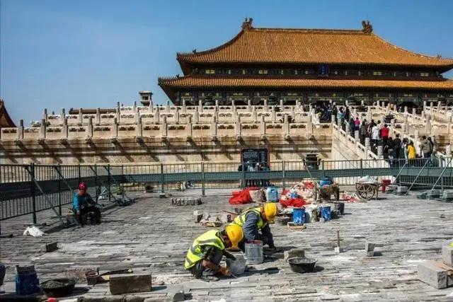 故宫缺钱到了什么地步，似乎永远入不敷出？故宫每年门票收入近 8 亿，文创收入大约