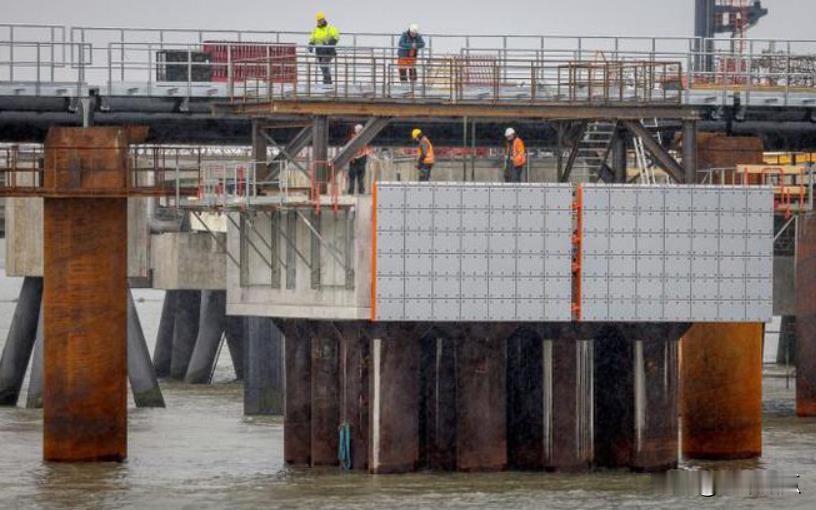 欧盟将调查德国的天然气出口过境费。俄乌危机后，德国能源价格高涨，这众所周知，但是