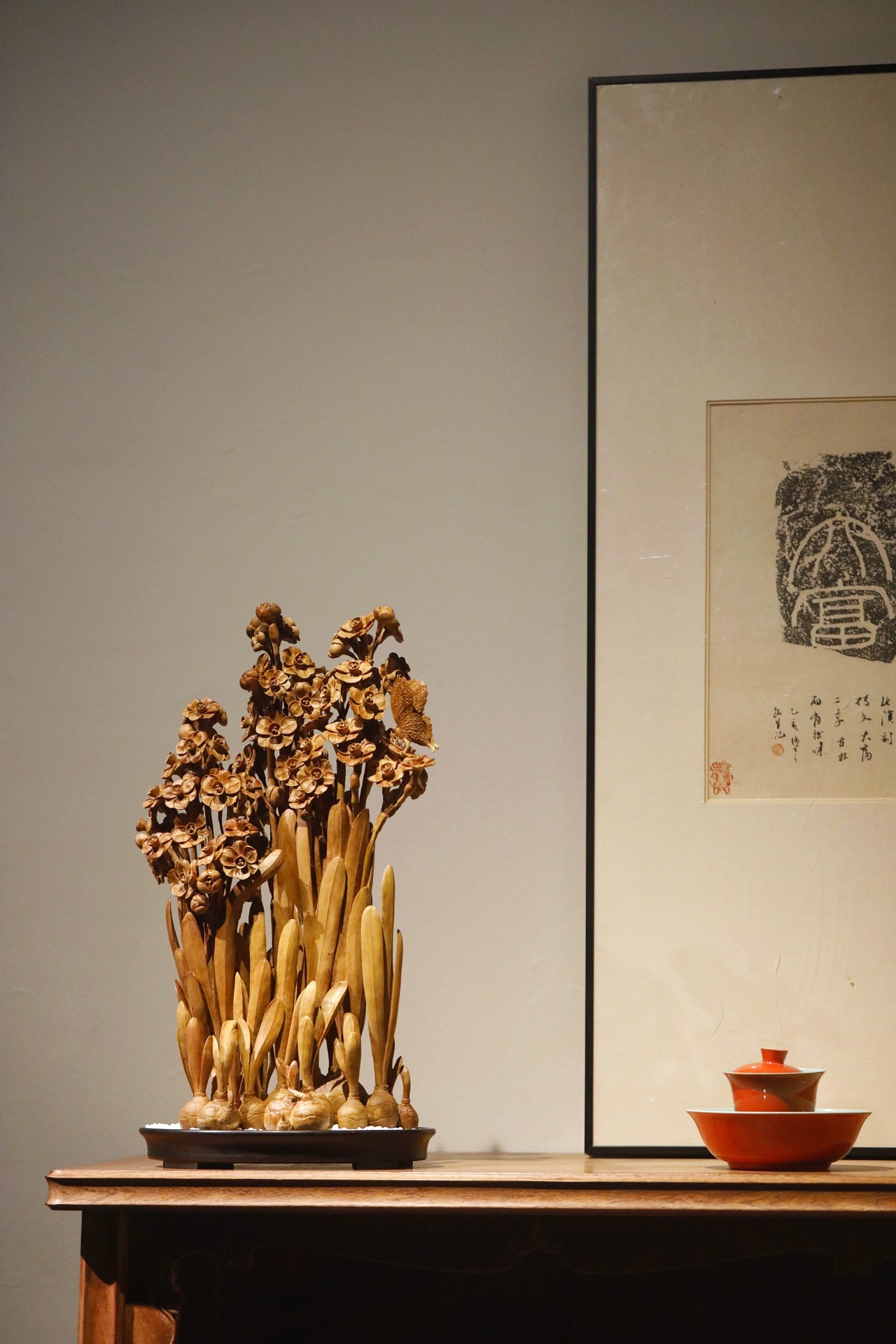 老山檀香｜凌波·水仙料质细腻纹理自然，花茎挺拔如沐清风，花蕊雕琢鲜活逼真，蝶栖花