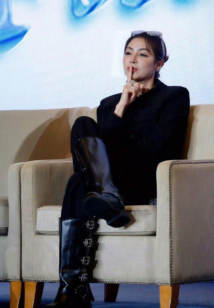 #Faye南宁见面会# 从线上到线下，Faye的魔力无处不在。她的笑容温暖如初，