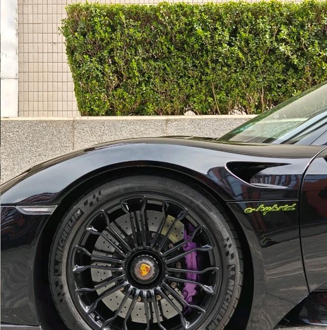 选择918 Spyder“黑武士”，意味着你选择站在了品味与科技的顶峰当一台保时