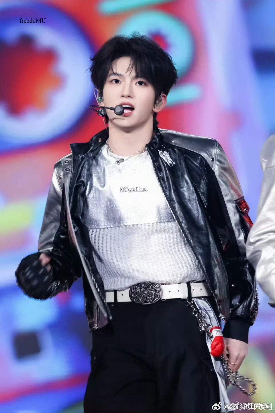 穆祉丞走到哪装备掉到哪周五晚高疯穆祉丞也太好笑了，走到哪装备掉到哪，穿帝皇侠走秀