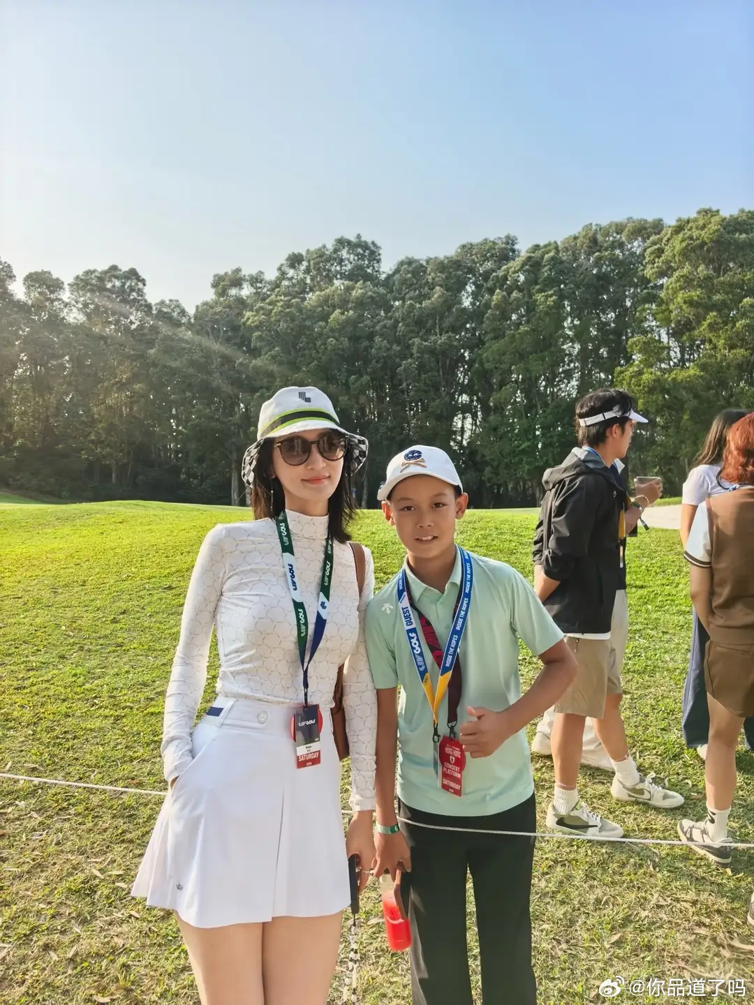 王皓妻子闫博雅带儿子参加高尔夫球会，越来越漂亮气质！ 