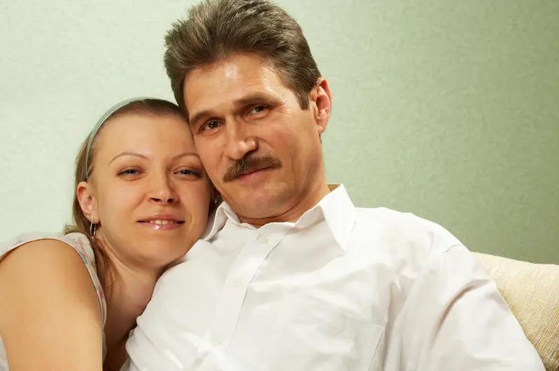 1月4日广西一个停车场公厕监控曝光的事儿，真让人无语。一对开着十多万SUV的夫妻