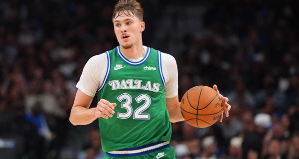 库珀·弗拉格凭借创纪录的两场爆发表现，迅速升至最佳新秀赔率榜首。这位19岁的达拉