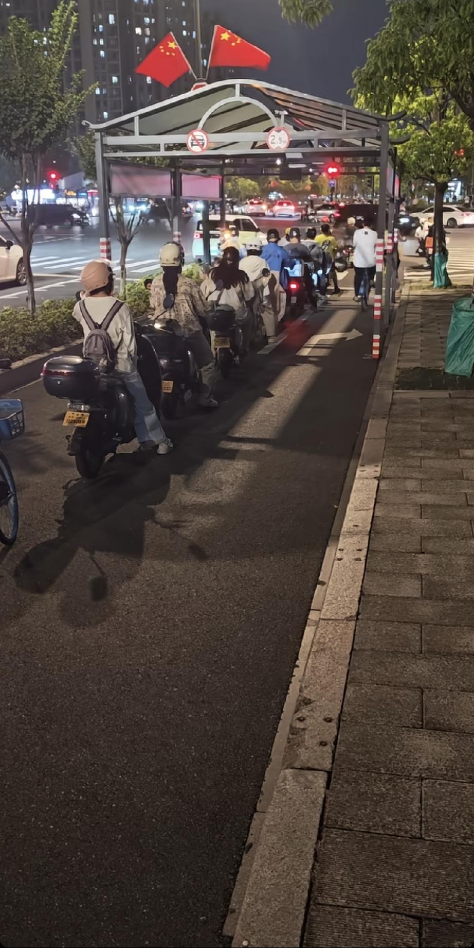 看到这样的场景，不得不佩服杭州市民的素质[赞]
爱人前些年去杭州旅游，当她准备过
