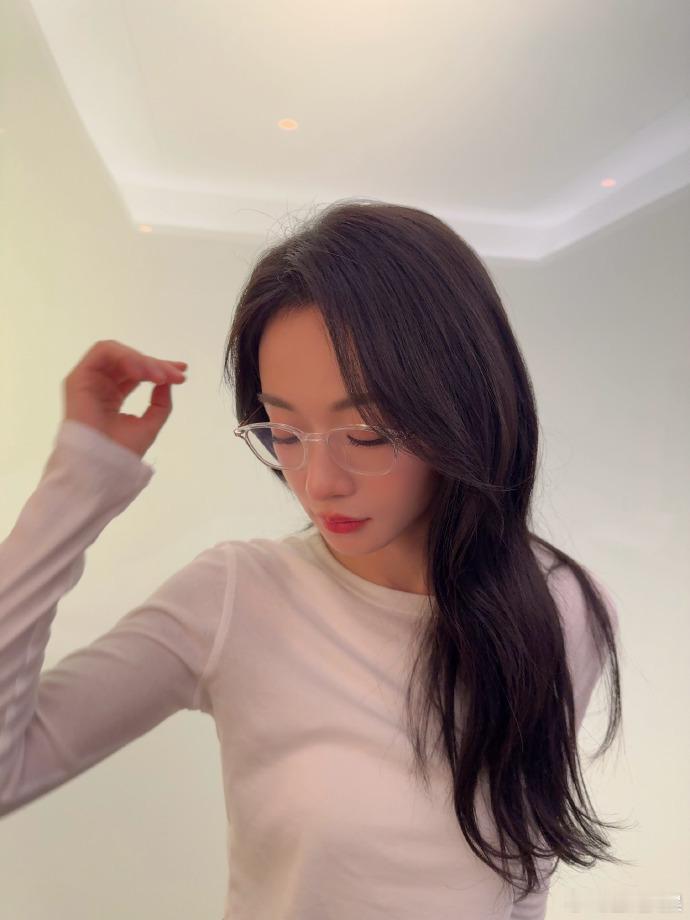吴谨言麻辣女教师吴谨言看得我想叫老师 吴谨言麻辣女教师的造型真的是又美又酷，简直
