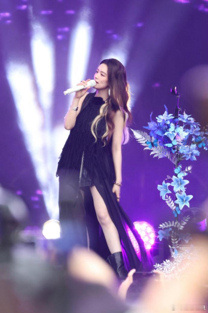 陈昊宇泡泡岛舞台陈昊宇也是在家门口唱上了 暗黑长裙配甜妹脸，陈昊宇今天就是“童脸