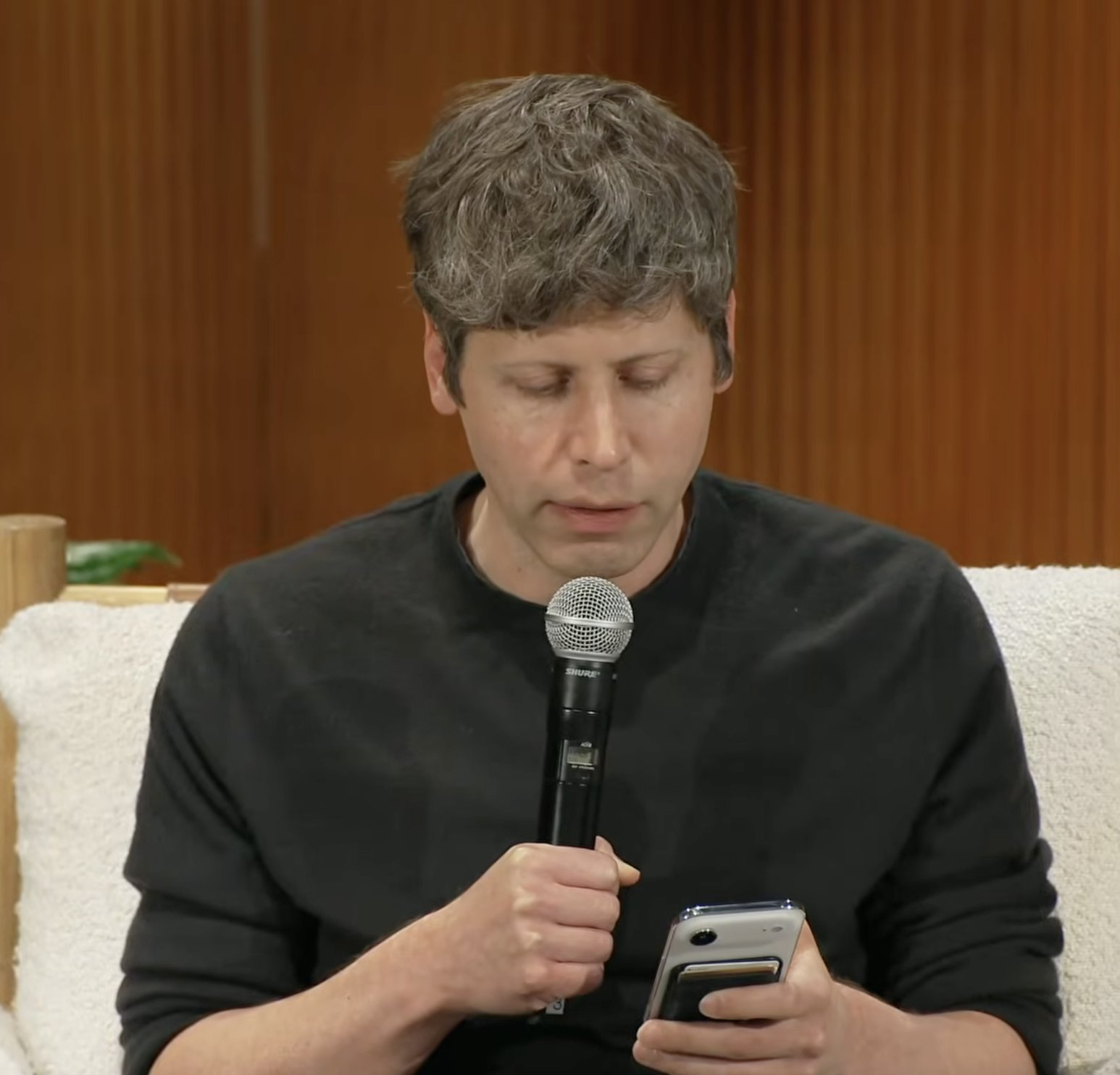 Sam Altman 用的也是 iPhone Air。