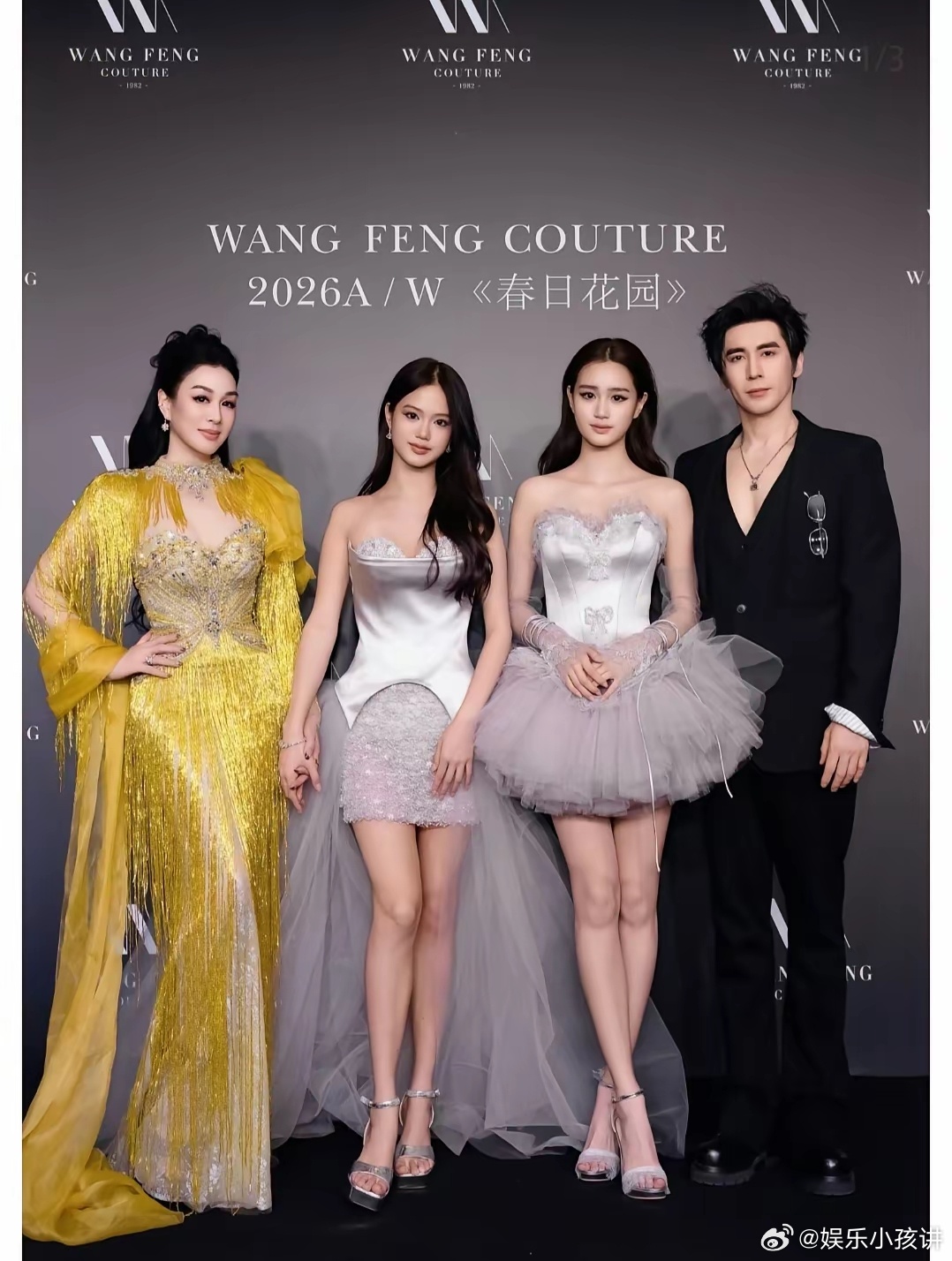 两个女儿够美了，但是再看一眼左边的她，还是觉得她美的无法形容。 