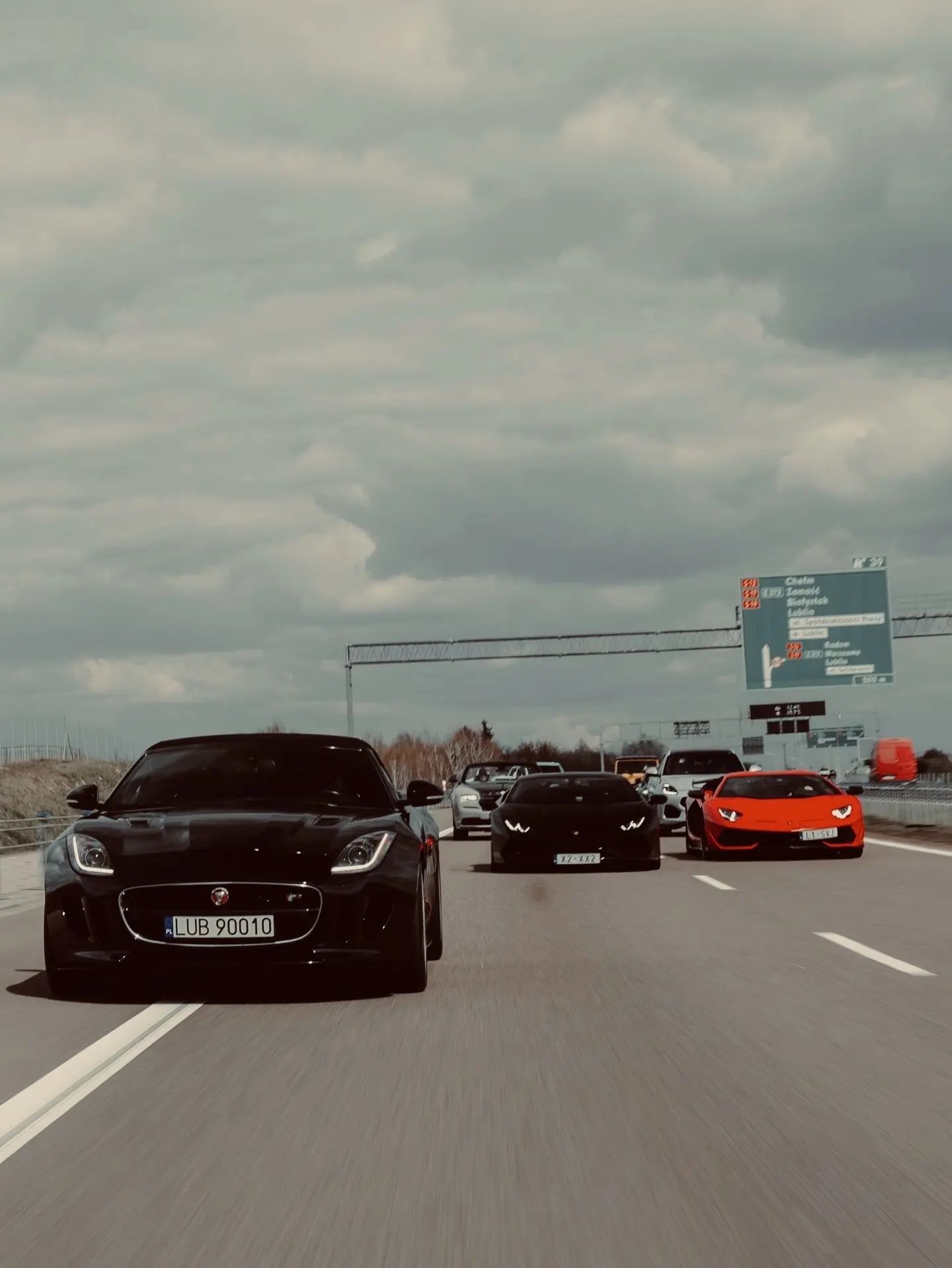 Black Jaguar FtypeV8。