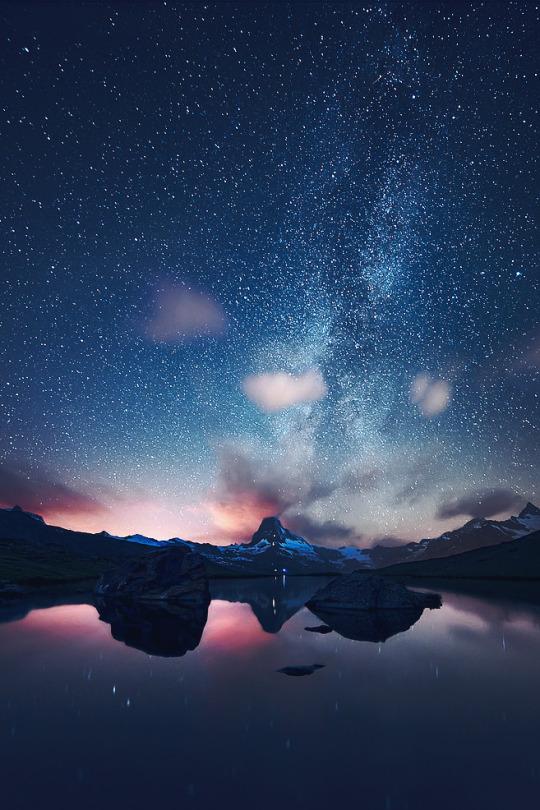 史蒂芬·柯维在《高效能人士的七个习惯》中写道：“关注圈和影响圈，决定了你是主动还