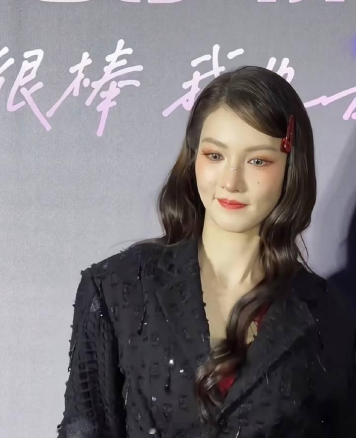 把金晨化成迅猛龙低配了金晨 网红妆