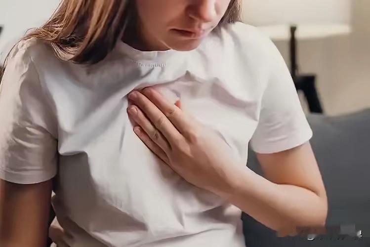 医生色胆包天！广西南宁，女子8月3日在医院疼痛科就诊，诊室仅她与男医生两人，医生