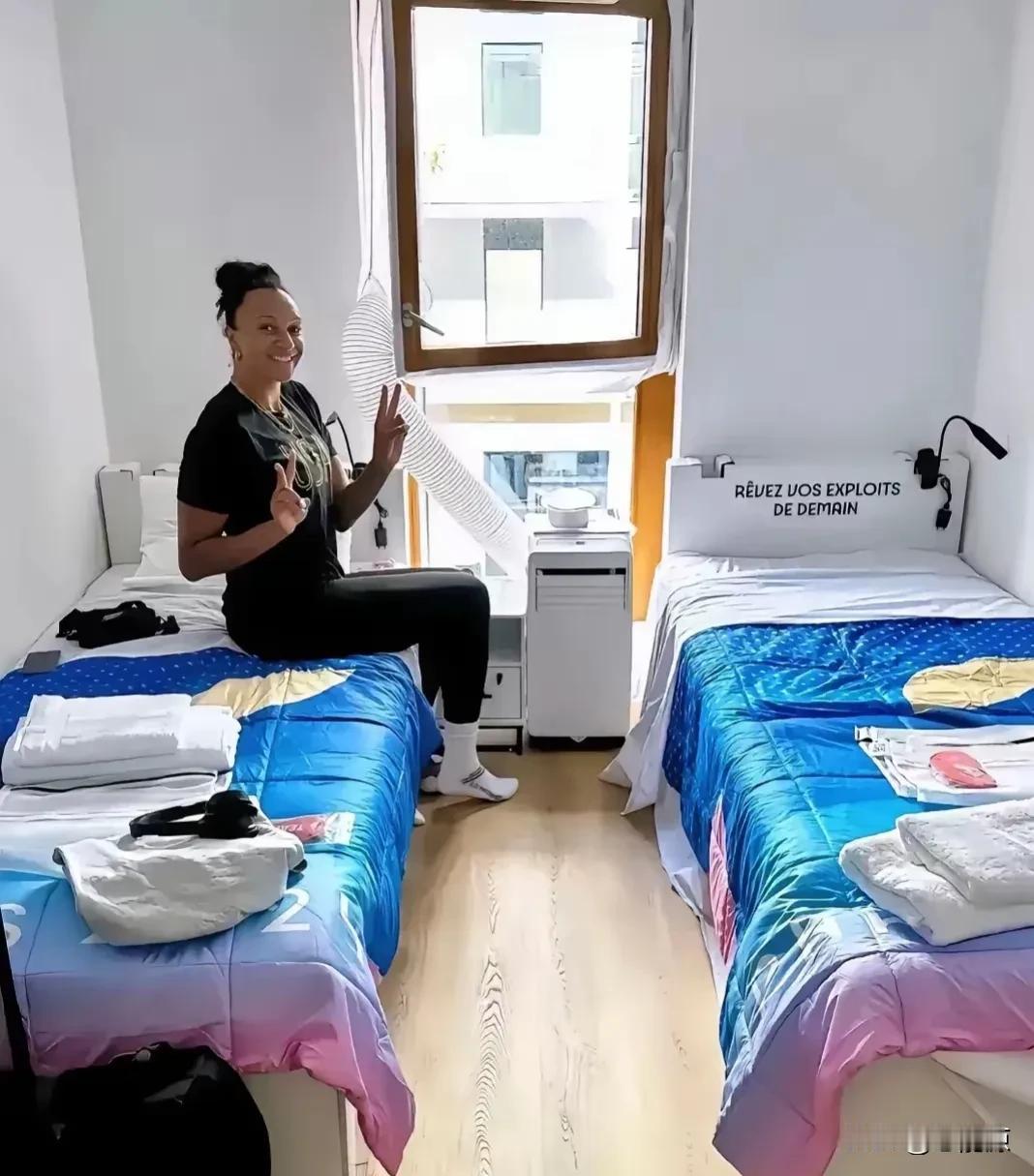 果然天壤之别，难怪遭质疑：美国女排队员晒自己与队友在巴黎奥运村寝室照片，她们没有