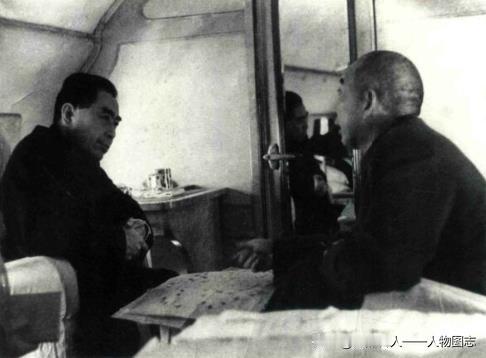 在旅途中，王震向周恩来汇报铁道兵工作情况，